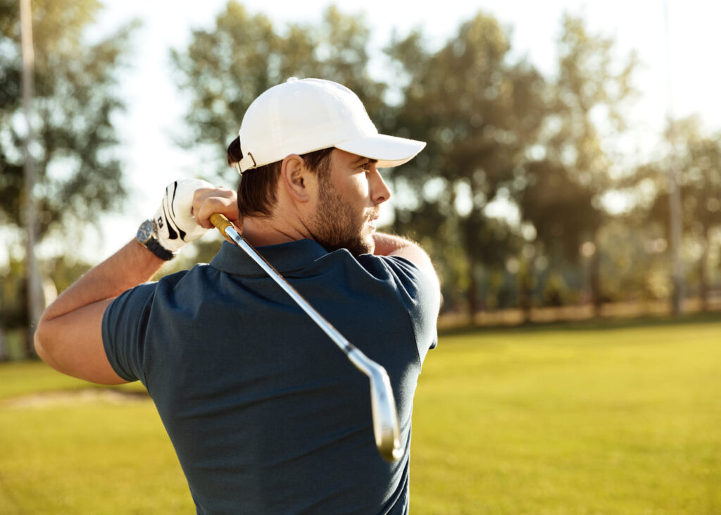 homme-qui-swingue-pendant-une-partie-de-golf