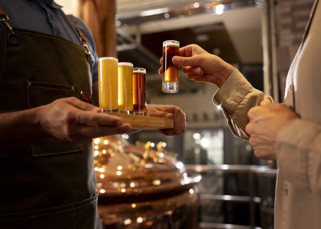 homme-qui-tient-un-plateau-de-bieres-artisanales-devant-une-femme-qui-en-prend-une