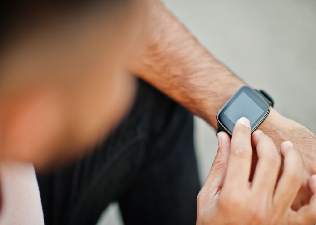 homme-qui-utilise-sa-montre-connectee-sport.jpg