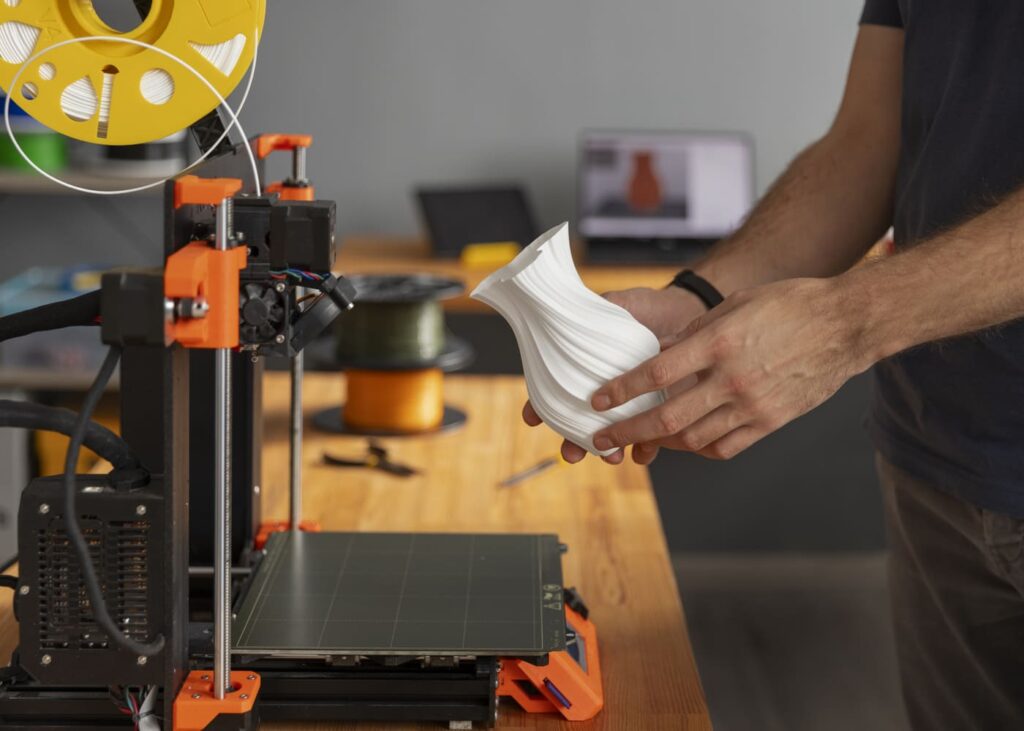 homme-qui-utilise-une-imprimante-3D