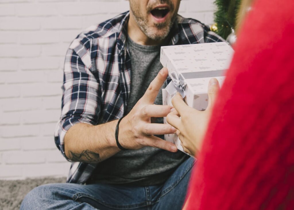 homme-surpris-qui-recoit-un-cadeau.jpg