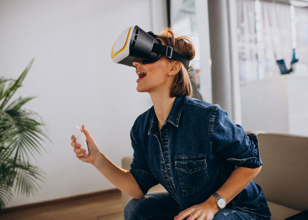 jeune-femme-qui-porte-un-casque-vr-sur-la-tete-et-une-manette-dans-la-main-droite