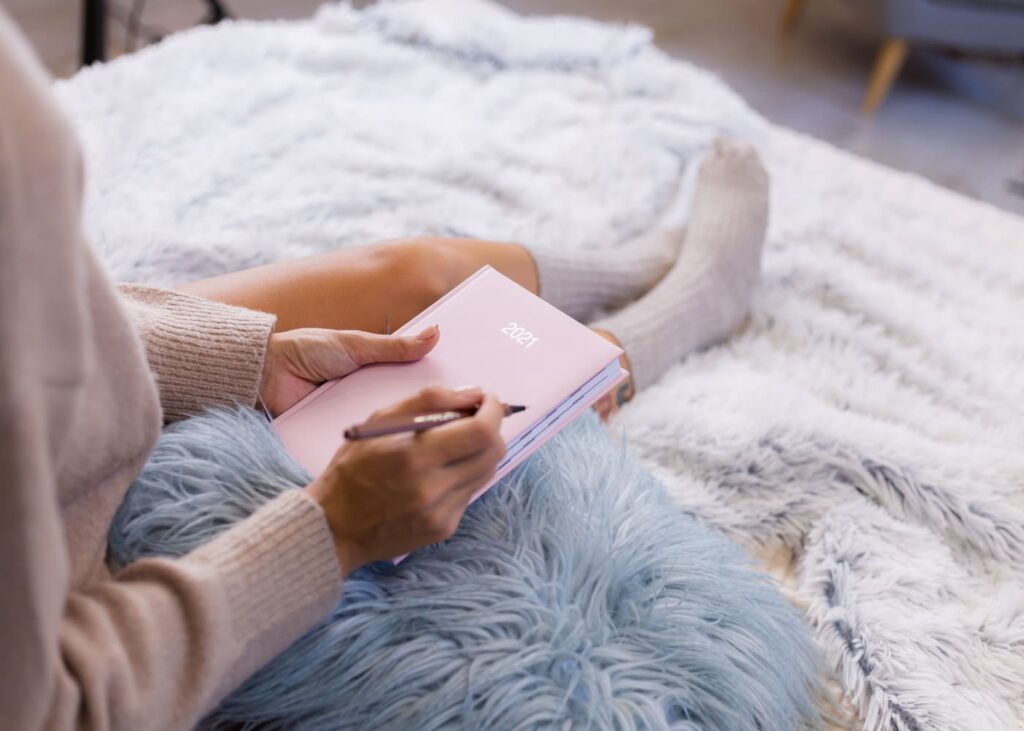 jeune-fille-en-chaussette-assise-sur-son-lit-avec-son-journal-intime-dans-les-mains.jpg