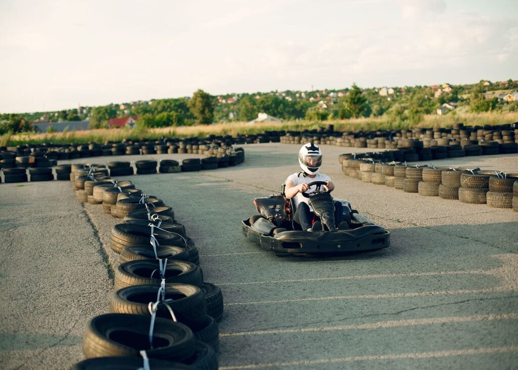 jeune-homme-qui-fait-du-karting-sur-une-piste