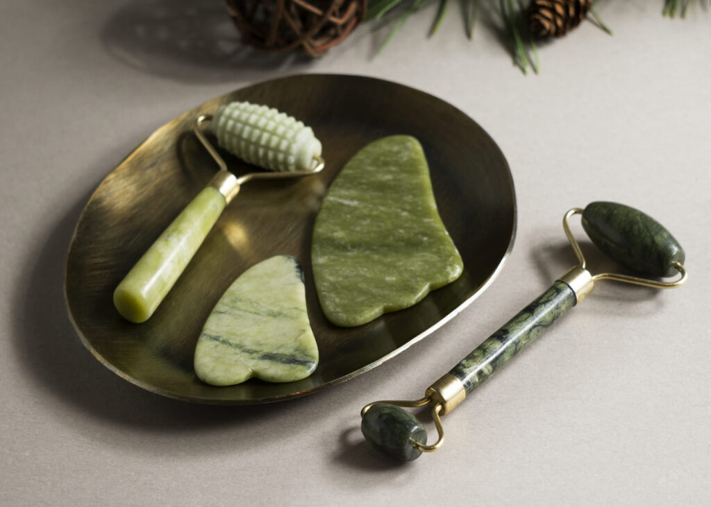 kit-de-gua-sha-en-jeade-pose-sur-une-table