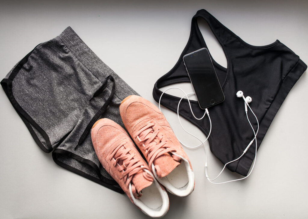 legging-brassiere-et-chaussures-de-sport-pour-femme-poses-par-terre.jpg