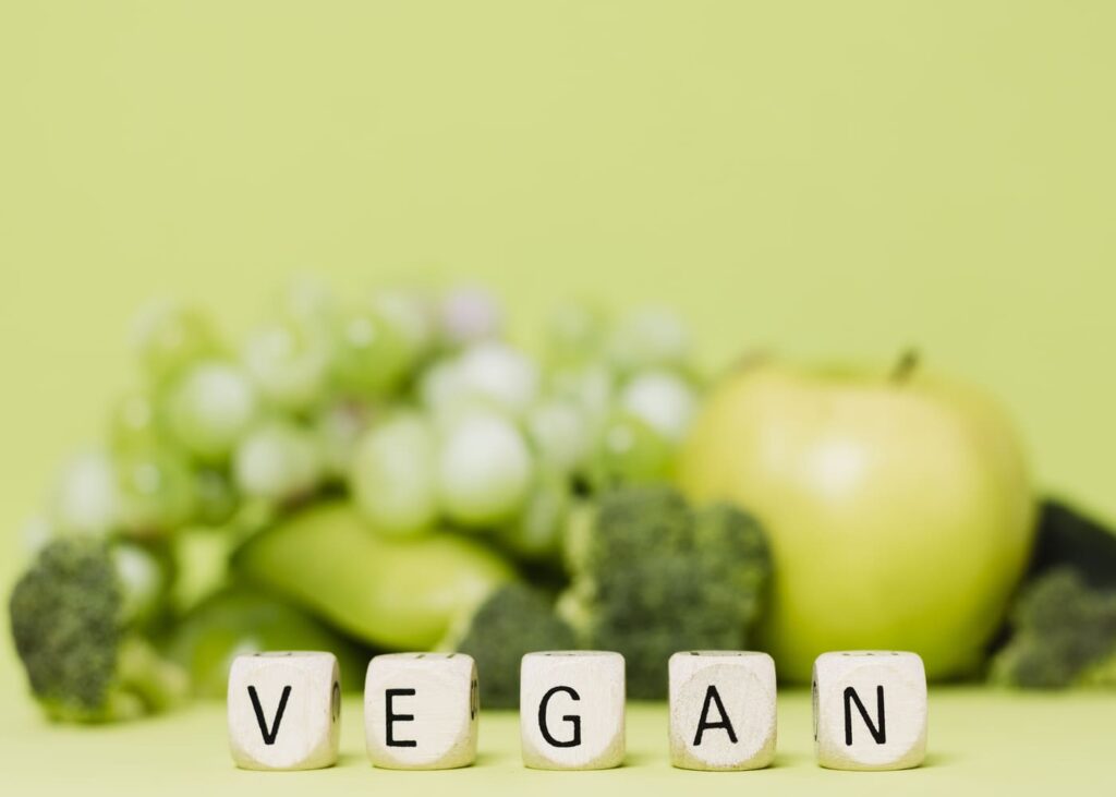 lettres-cubes-alphabet-vegan-avec-fruits-et-legumes-verts-en-fond