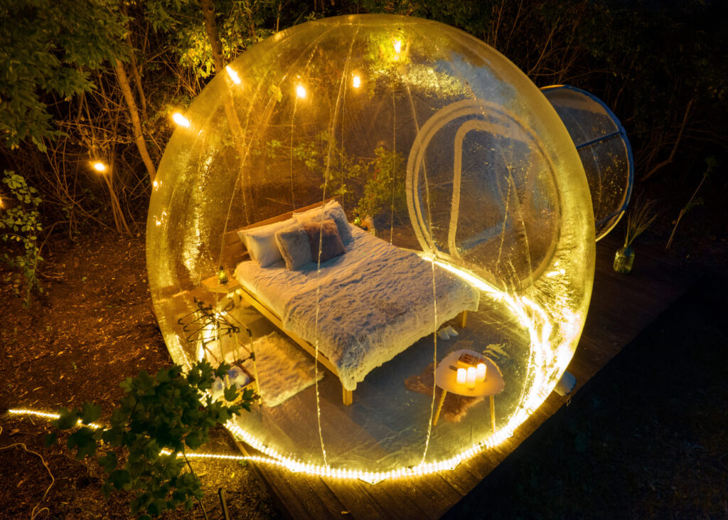 logement-bulle-transparente-eclairee-en-pleine-nature-la-nuit.jpg