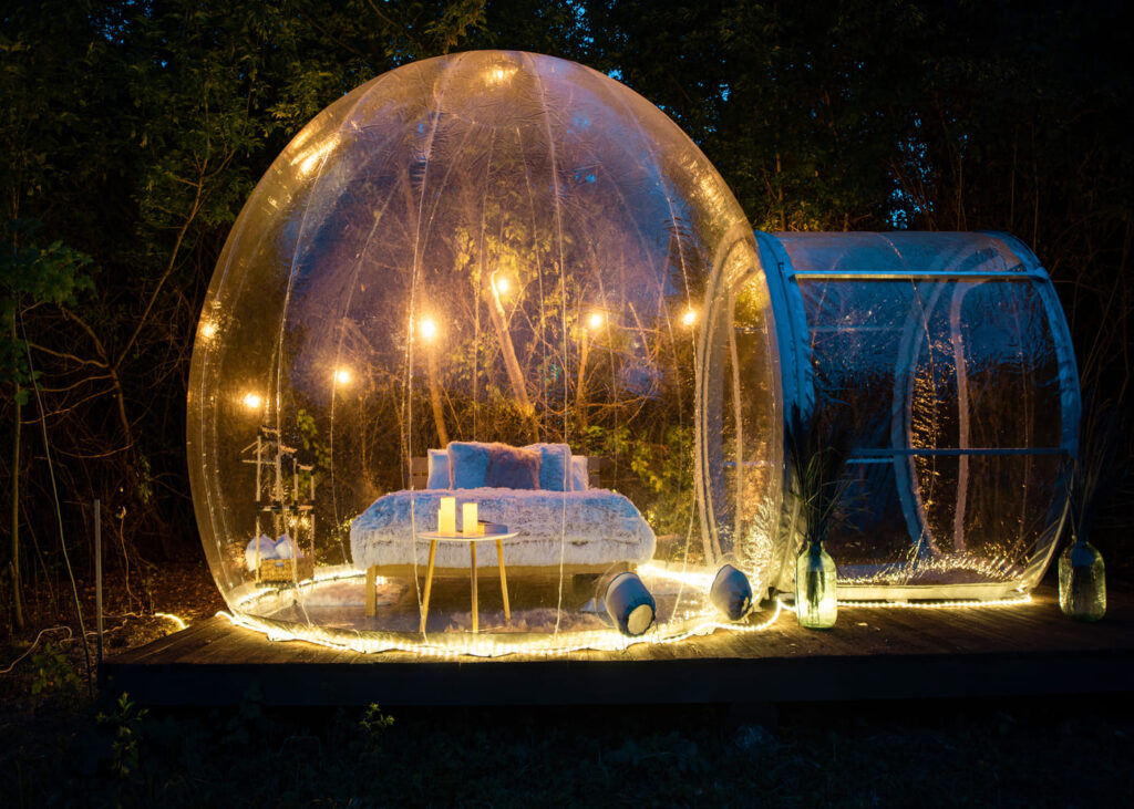 logement-insolite-bulle-transparente-illuminee-par-des-guirlandes-la-nuit.jpg