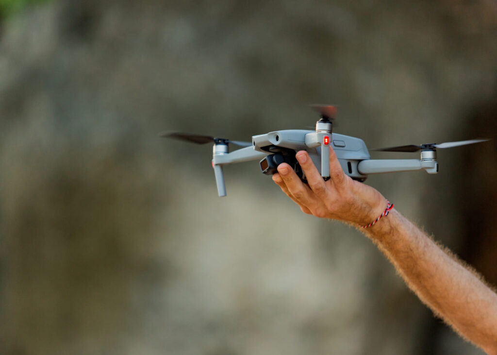 main-d-homme-qui-tient-un-drone