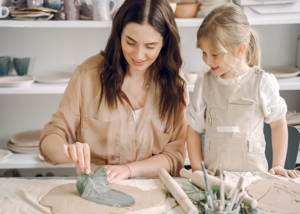 mere-et-sa-petite-fille-qui-font-un-atelier-creatif-avec-de-l-argile