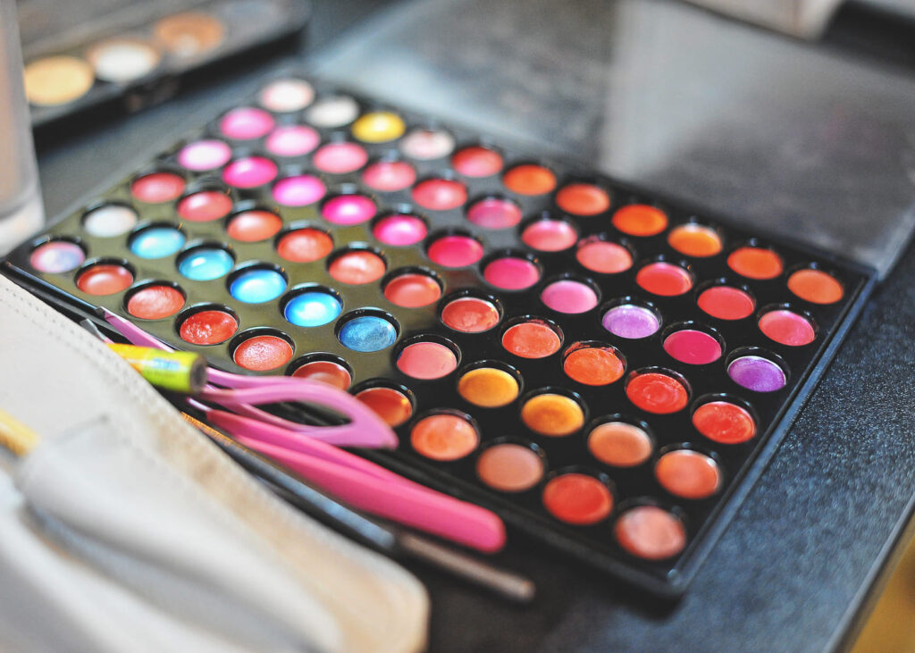 palette-de-fards-a-paupieres-posee-sur-une-table.jpg