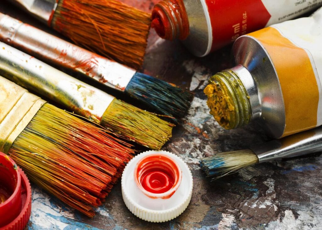 peinture-et-pinceaux-poses-sur-une-table