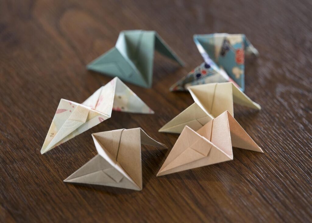 petits-objets-en-origami-poses-sur-une-table-en-bois