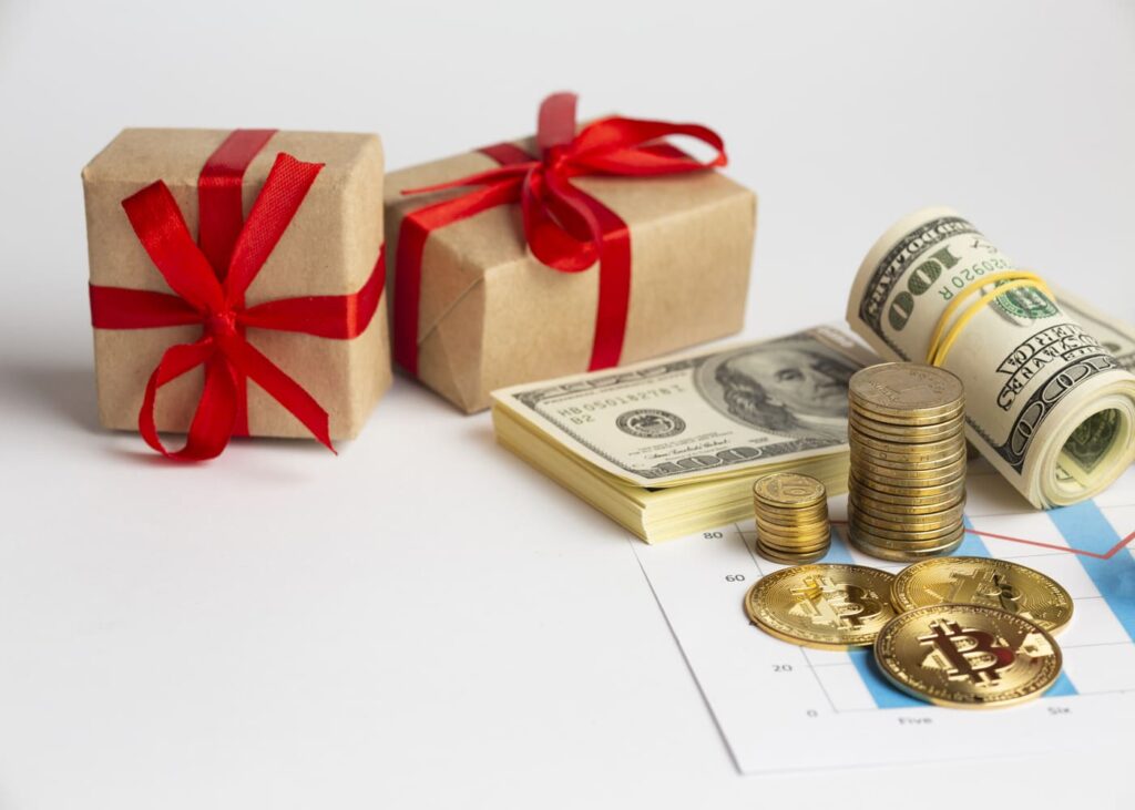 pices-de-monnaie-et-liasse-de-billets-a-cote-de-cadeaux-emnballes