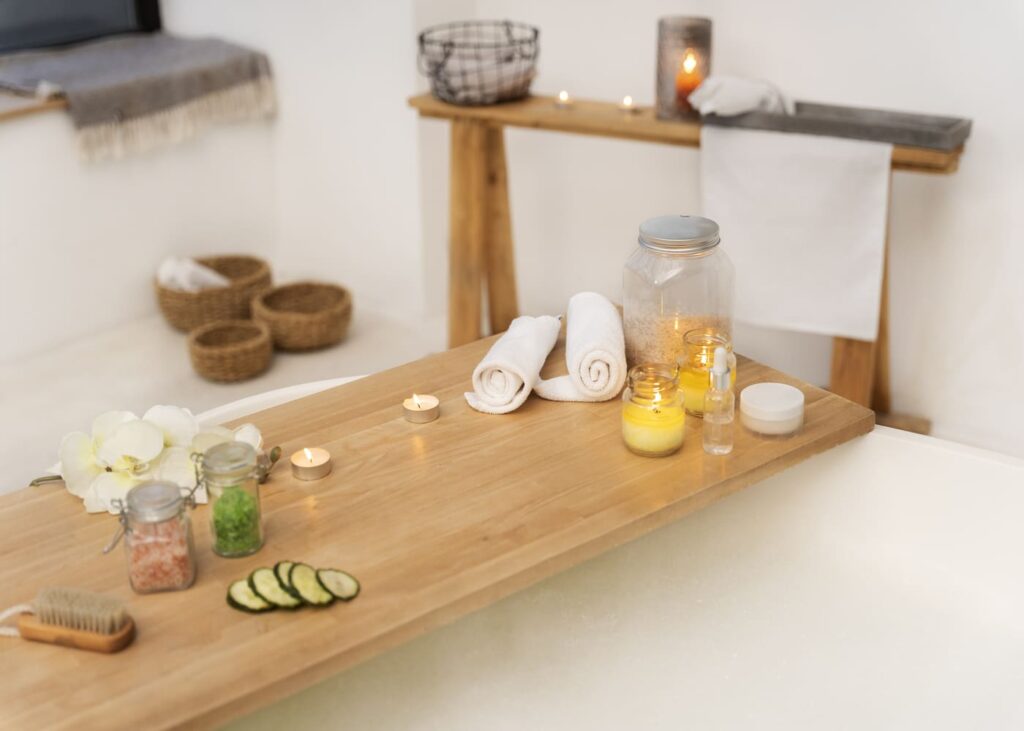 plateau-de-bain-avec-produits-de-soin-et-bougies