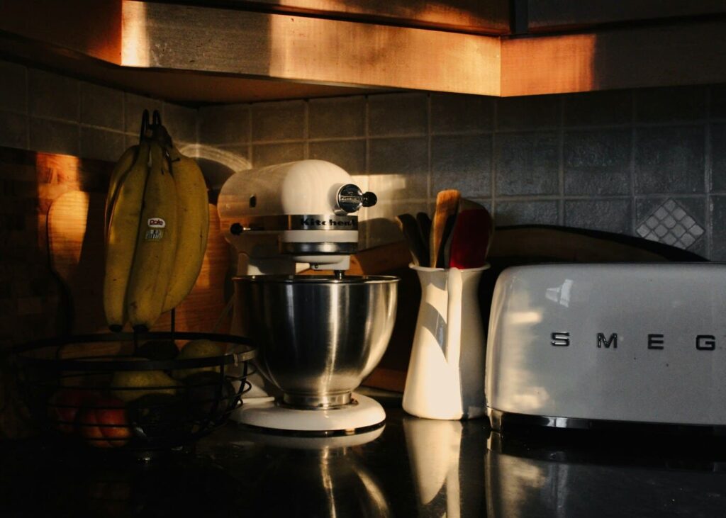 robot-patissier-sur-une-plan-de-travail-en-cuisine