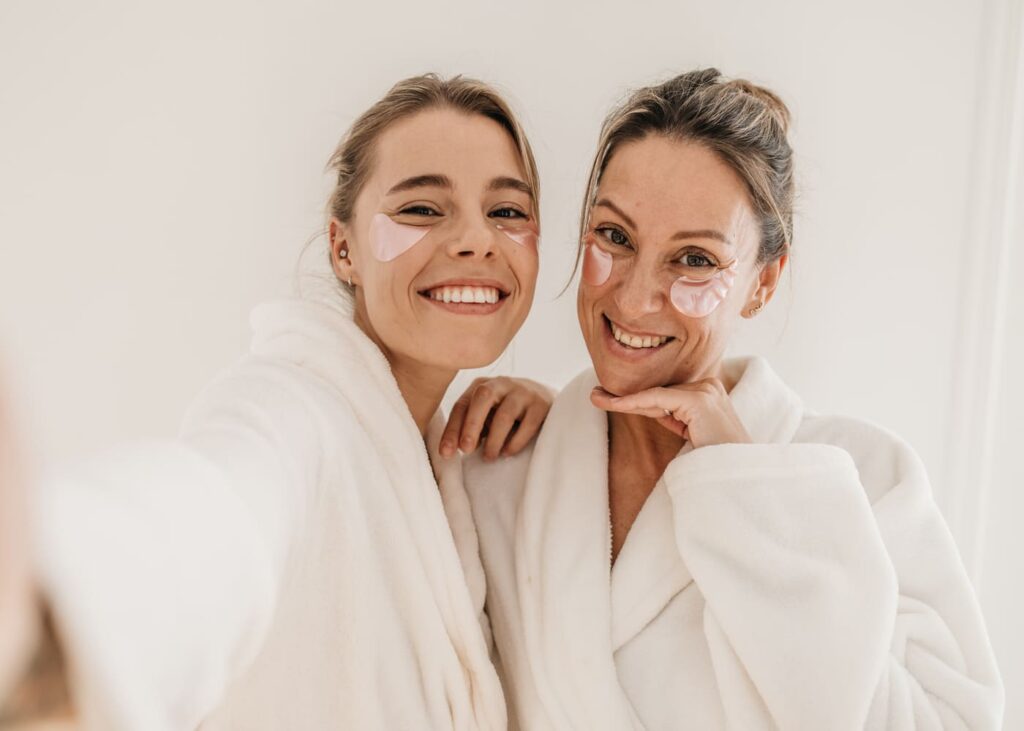 selfie-de-deux-femmes-en-peignoir-au-spa-avec-maque-pour-les-yeux.jpg