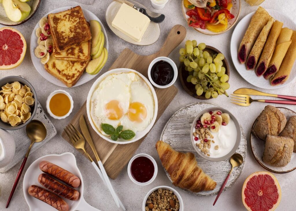table-de-brunch-remplie-de-nourriture