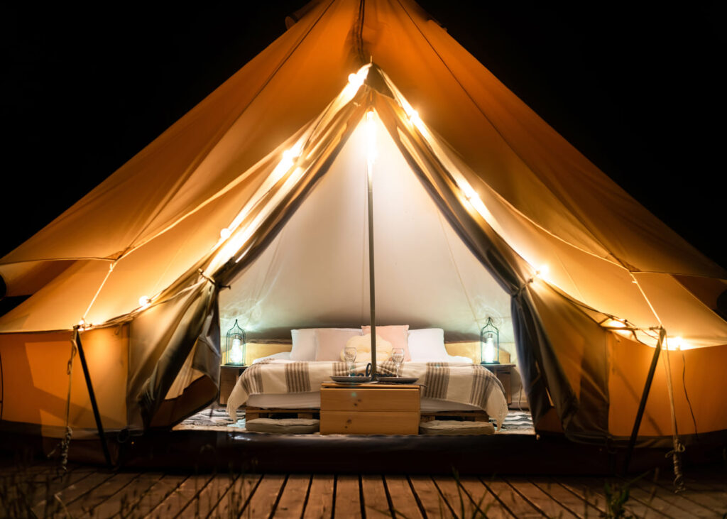 tente-glamping-illuminee-par-une-guirlande-en-pleine-nuit