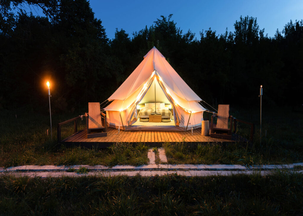 tente-illuminée-par-des-guirlandes-la-nuit