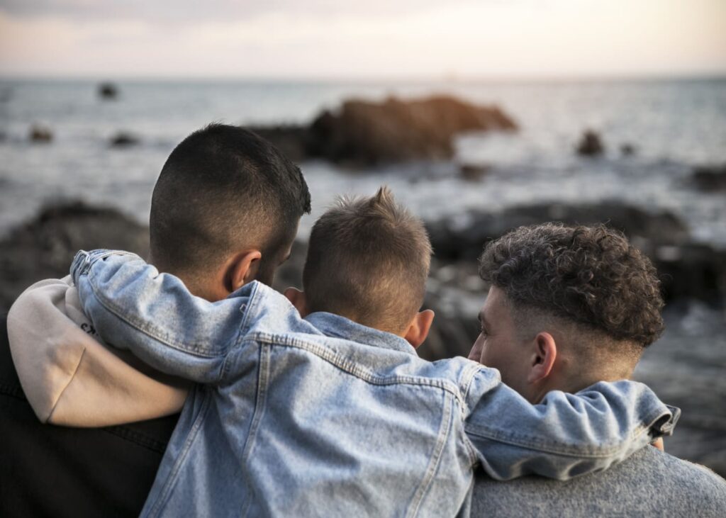 trois-freres-qui-se-font-un-calin-face-a-la-mer