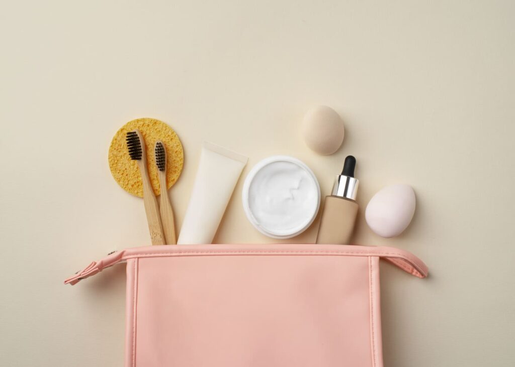 trousse-rose-avec-des-produits-de-beuate-dedans.jpg