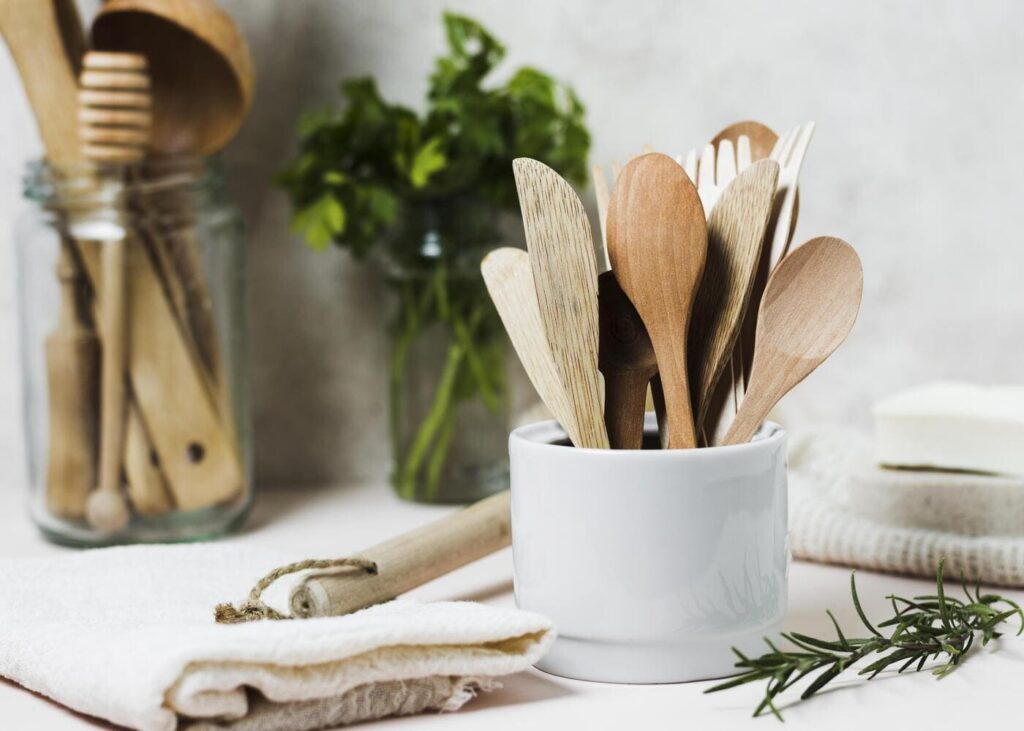 ustensiles-de-cuisine-dans-un-pot-blanc-sur-le-plan-de-la-cuisine