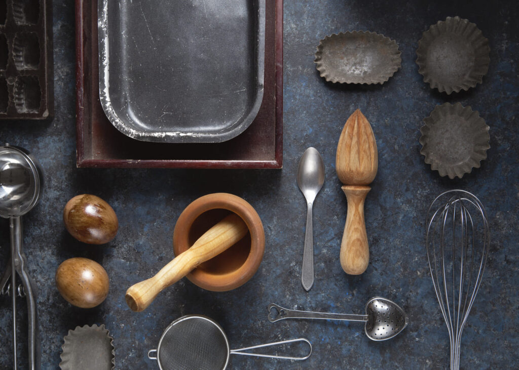ustensiles-de-cuisine-posee-sur-une-table-grise
