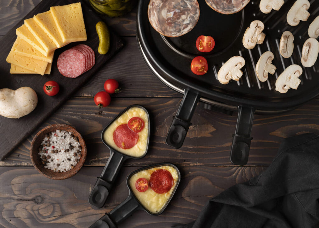 vue-du-dessus-d-un-appareil-a-raclette-avec-d-autres-ingredients-sur-une-table