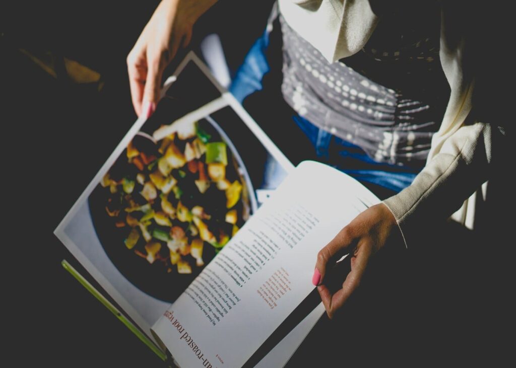 vue-du-dessus-d-une-femme-qui-feuillette-un-livre-de-recettes.jpg