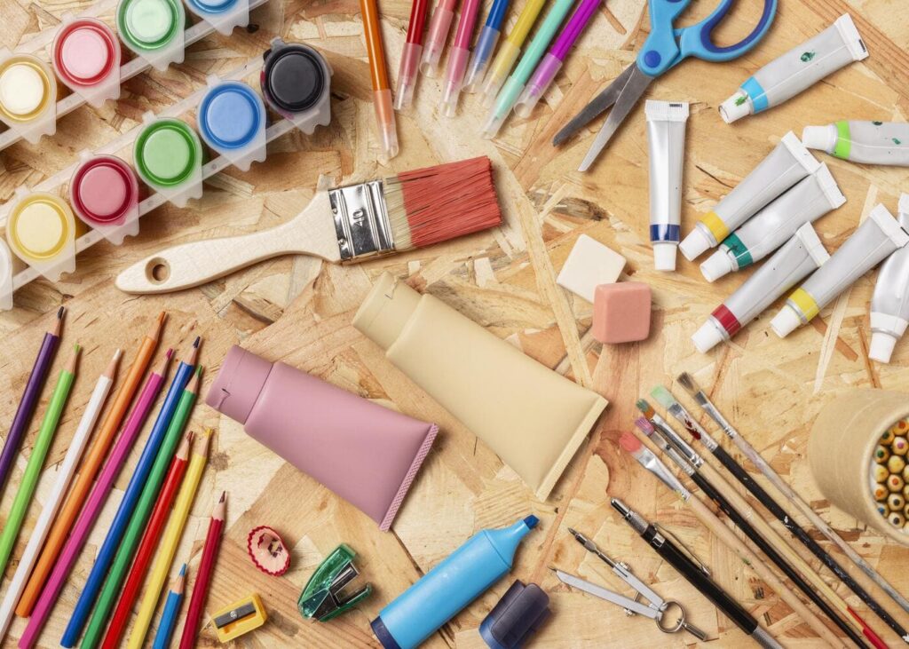 vue-du-dessus-de-materiel-creatif-sur-une-table-en-bois