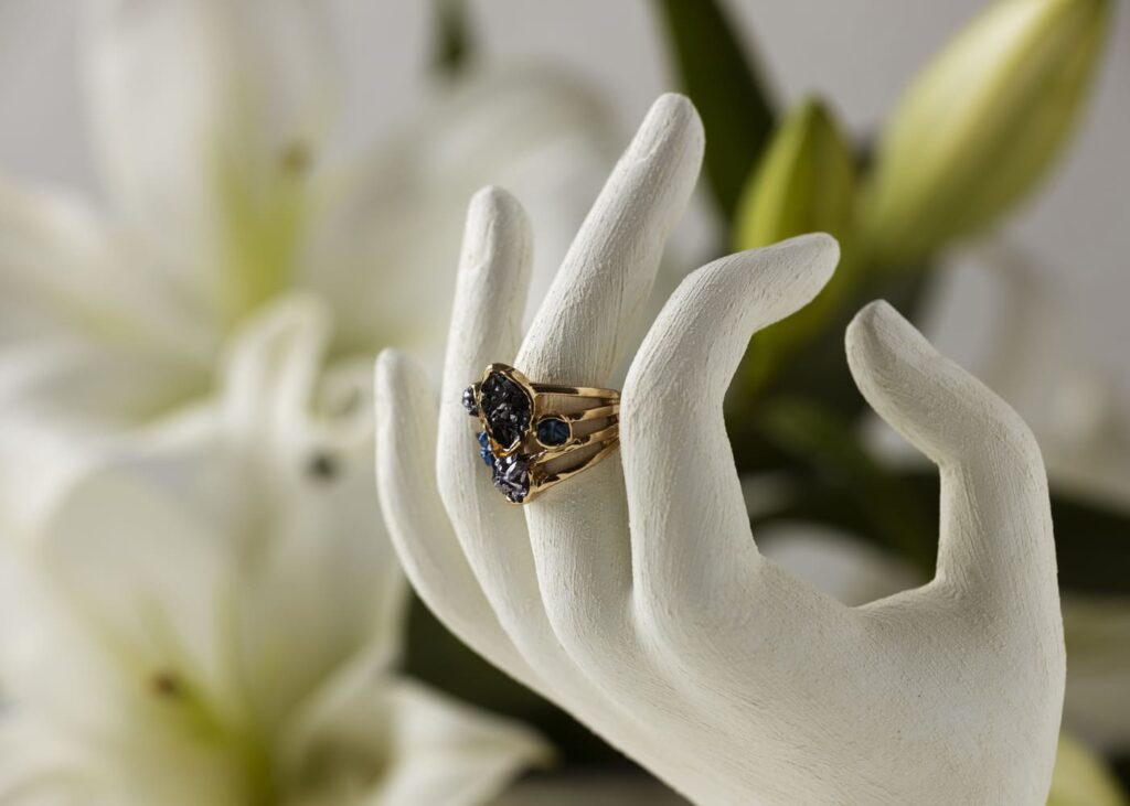 bague-avec-pierre-precieuse-sur-un-presentoir-en-forme-de-main-de-femme-blanc