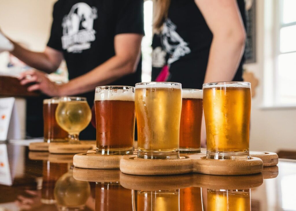 bieres-posees-sur-un-bar-avec-des-sous-verres