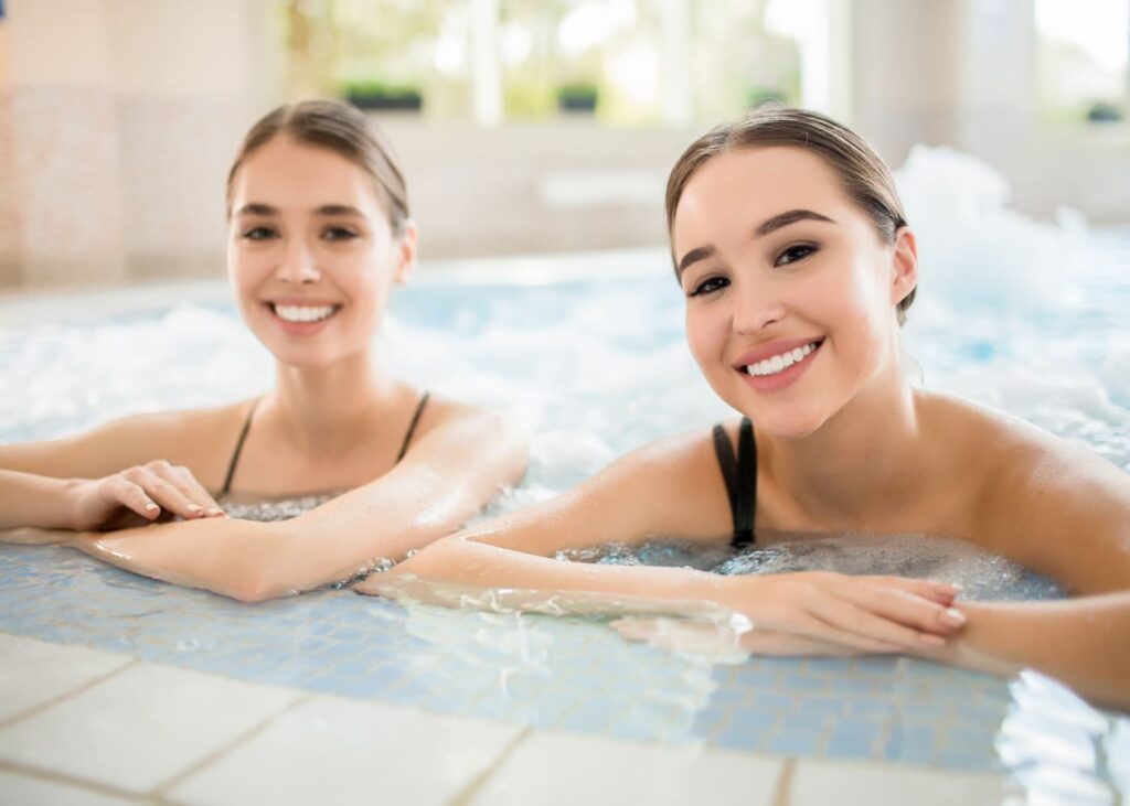 deux-femmes-dans-une-piscine-au-spa-qui-sourient