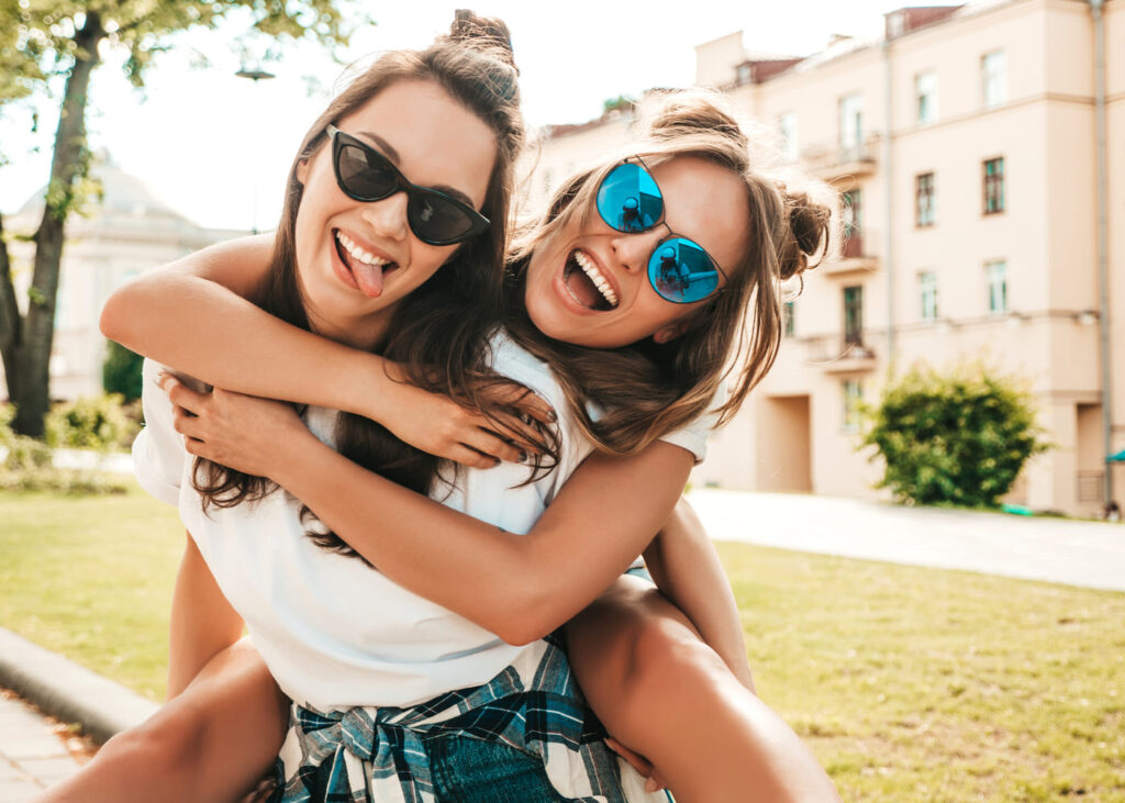 deux-jeunes-filles-qui-s-amusent-ensemble-dans-un-parc