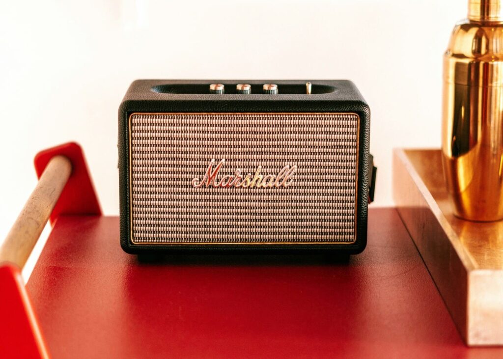 enceinte-marshall-posee-sur-une-table-rouge