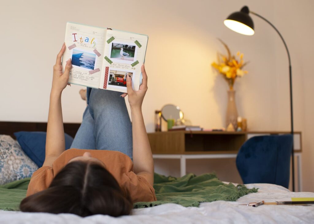 femme-allongee-sur-le-dos-qui-regarde-un-livre-photo