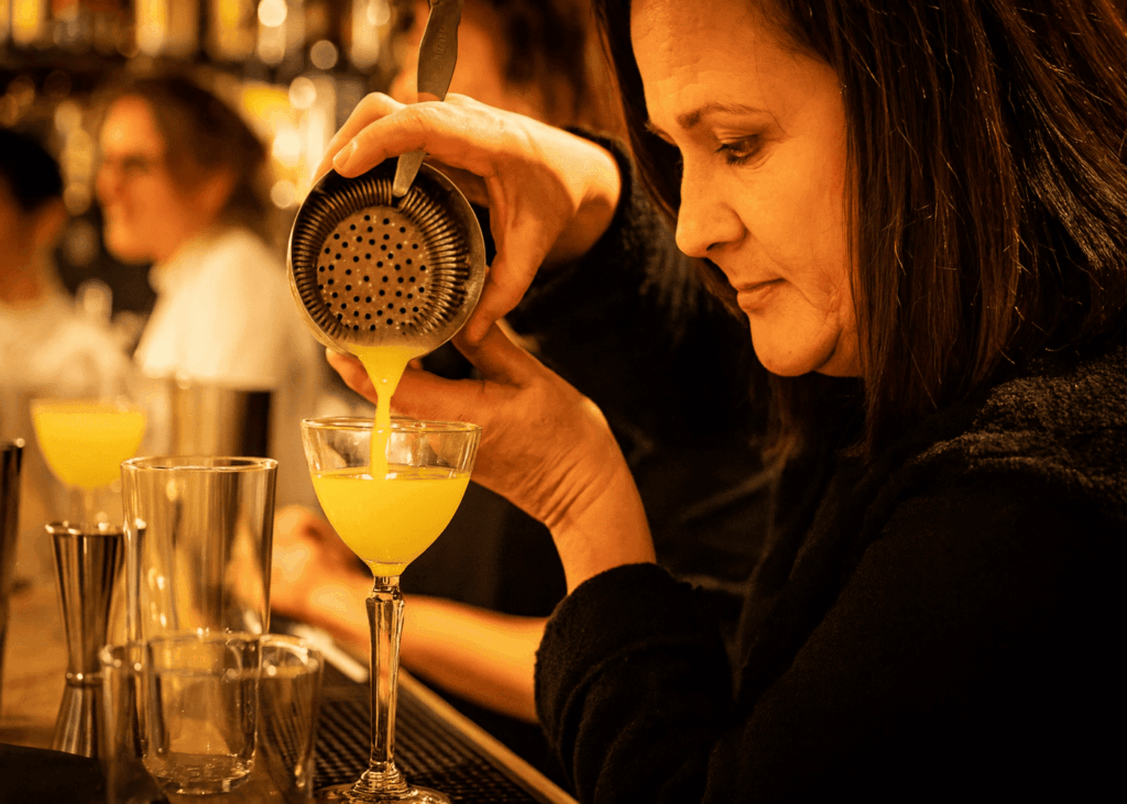 femme-de-40-ans-qui-prepare-un-cocktail-sur-un-bar