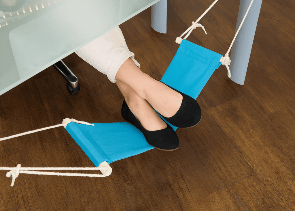 femme-en-ballerines-qui-reposent-ses-pieds-sur-un-hamac-de-bureau