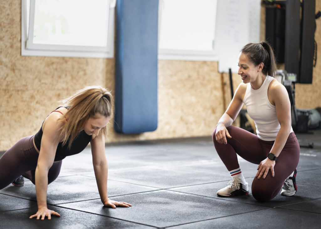 femme-qui-fait-des-pompes-avec-sa-coach-de-sport