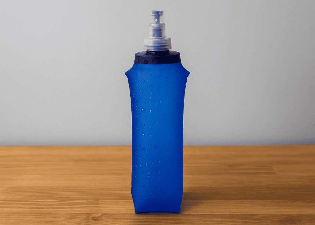 gourde-pliable-bleue-posee-sur-une-table-en-bois