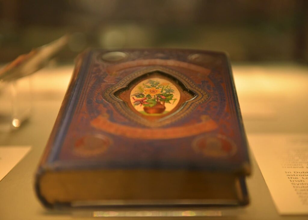 gros-plan-d-un-livre-en-cuir-avec-un-dessin-de-fleurs-sur-la-couverture