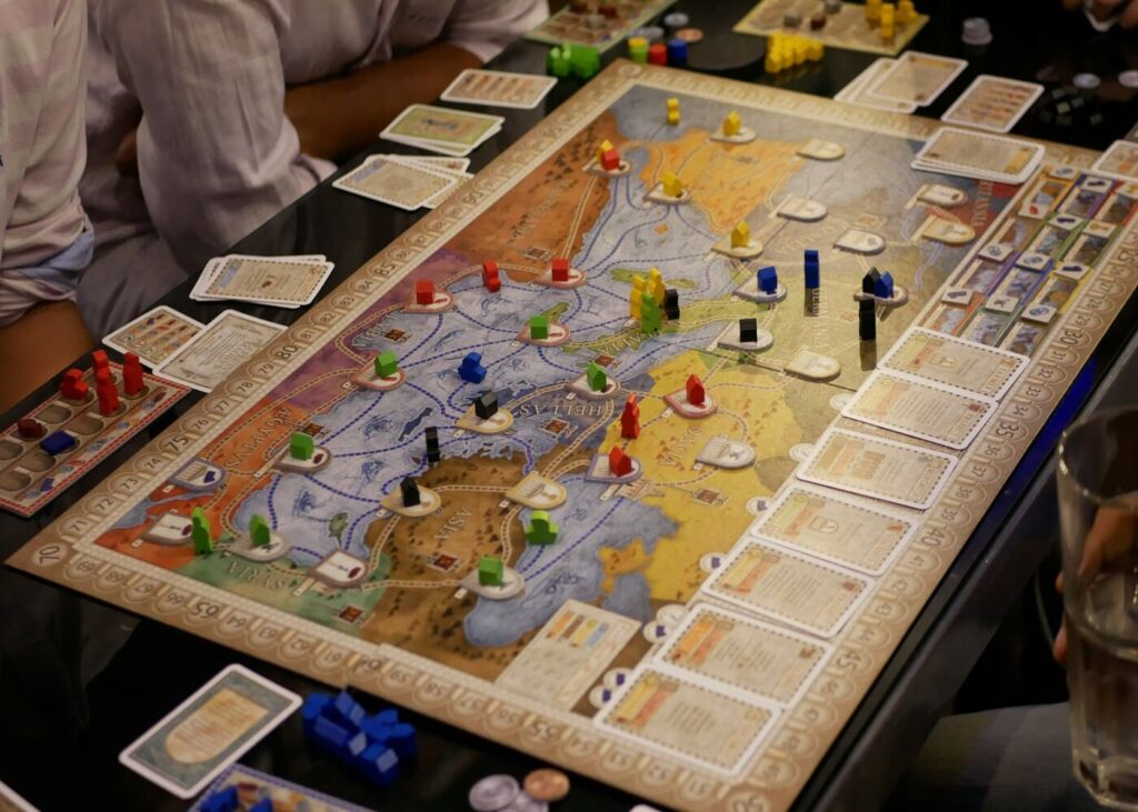gros-plan-d-un-plateau-de-jeu-de-societe-avec-des-pions-et-des-cartes