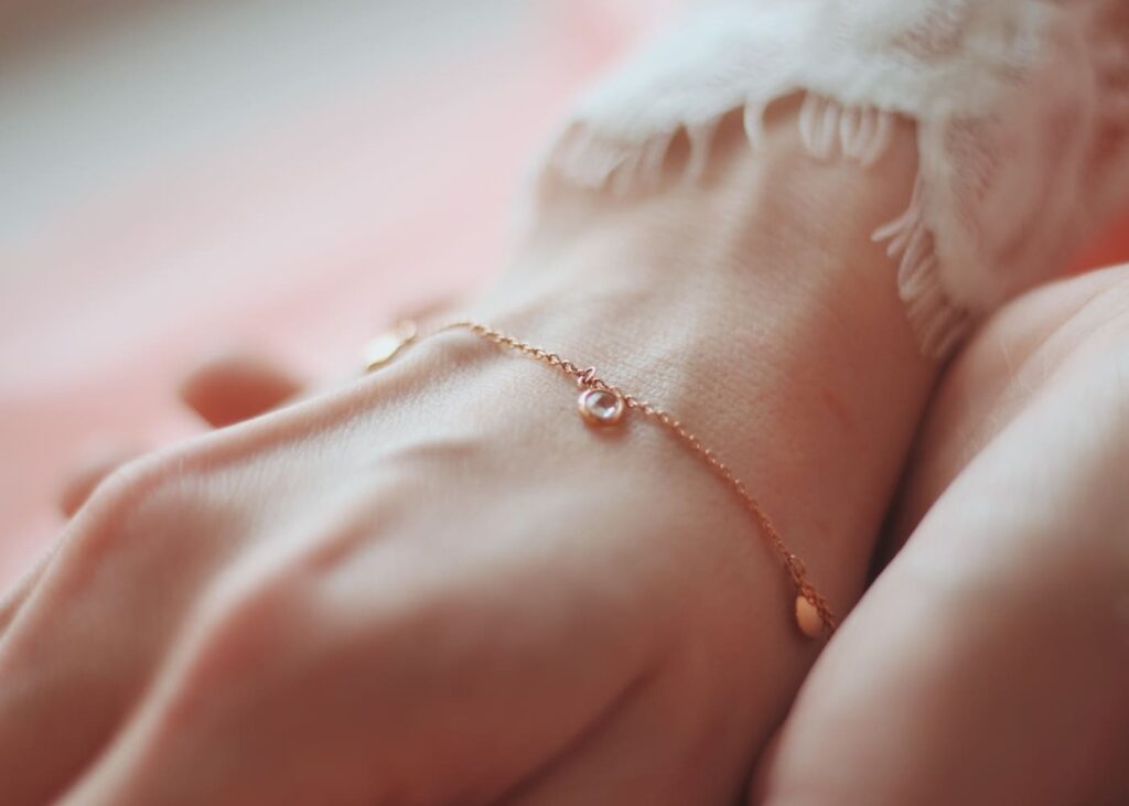 gros-plan-d-un-poignet-de-femme-qui-porte-un-bracelet-fin-en-or