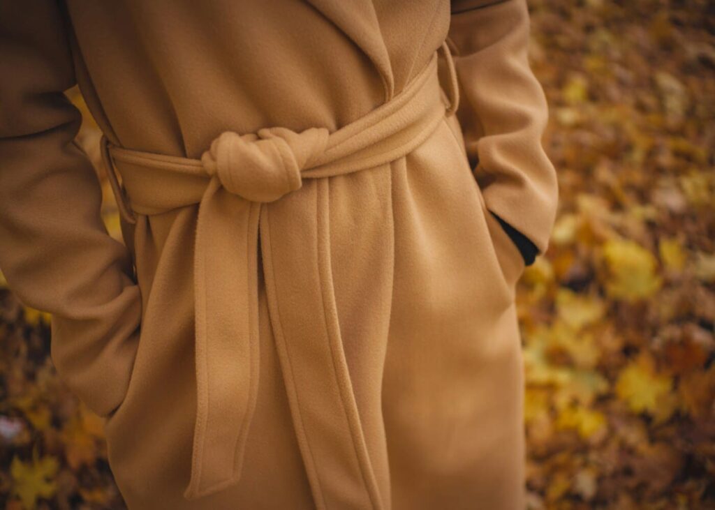 gros-plan-d-une-femme-avec-un-trench-en-laine-beige-noue-autour-de-la-taille