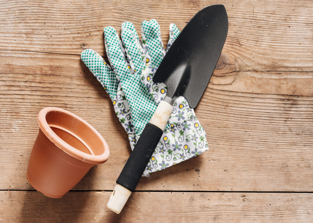 gros-plan-vu-du-dessus-de-materiel-de-jardinage