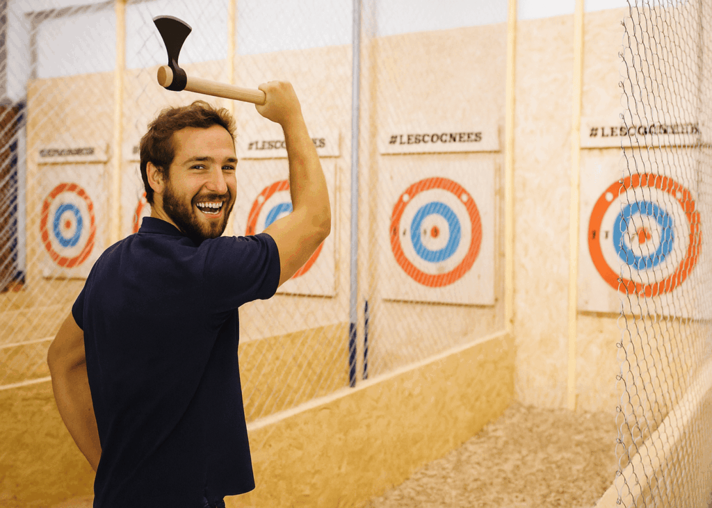 homme-content-qui-fait-du-lancer-de-hache-face-a-une-cible