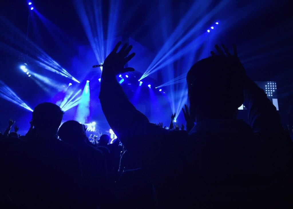 homme-dans-une-fosse-a-concert-avec-lumieres-bleues