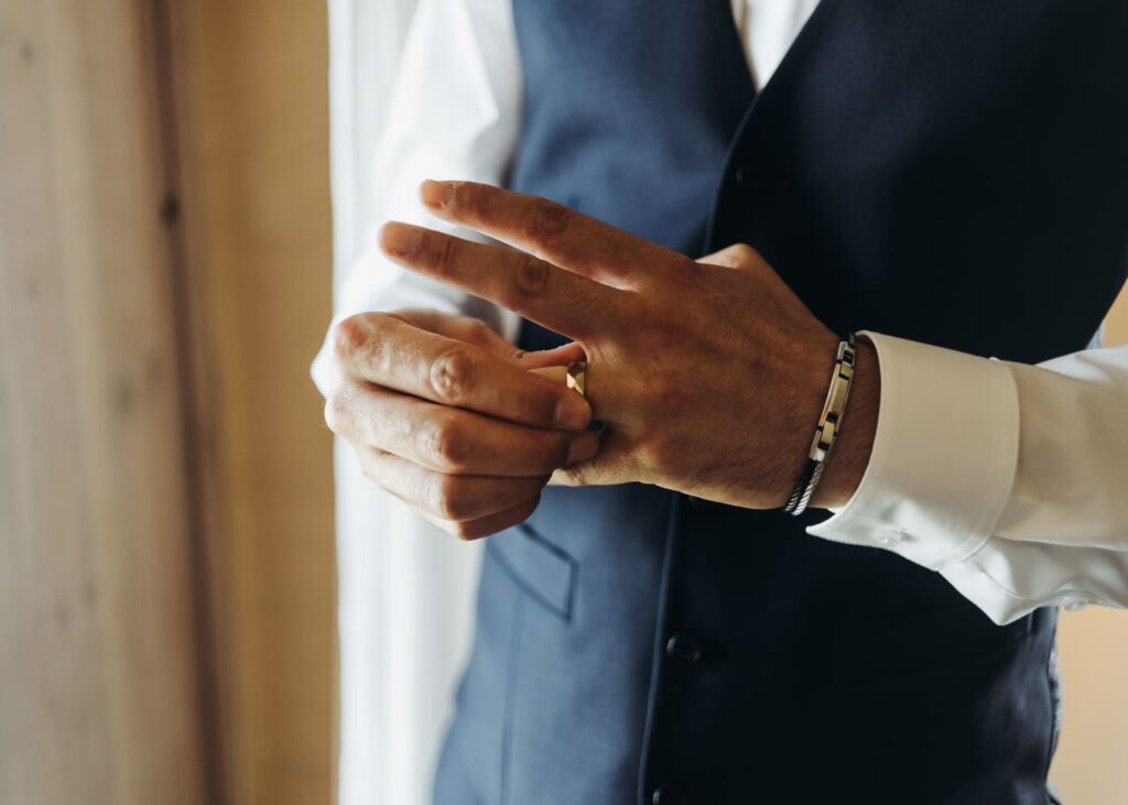 homme-en-costard-qui-met-une-bague-a-son-doigt